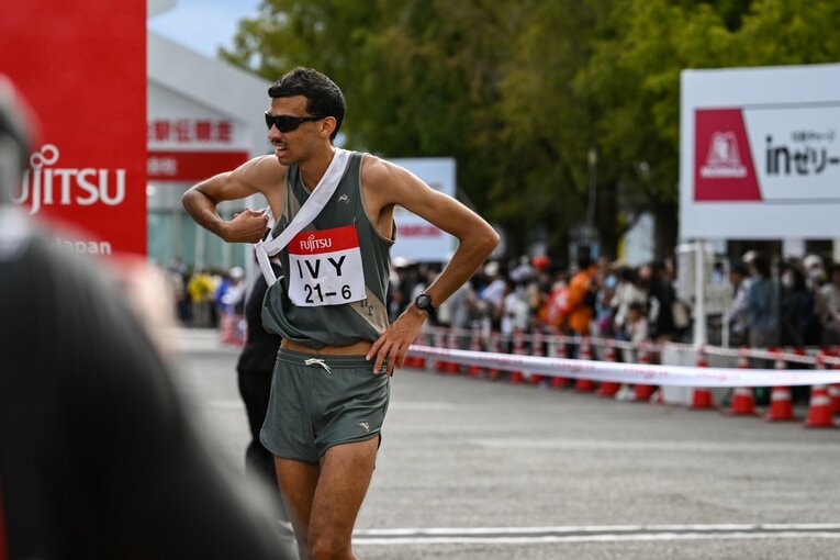 ゴール後の選手。記念出走として楽しむのではなく、監督は結果にこだわっていた　©Nanae Suzuki