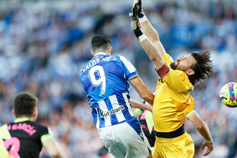 「クボはノルマル（普通）よ」辛口おばあちゃんにバルで遭遇も…カメラマンが撮った久保建英21歳の“軽快ドリブル＋母・祖母のような愛”(31)