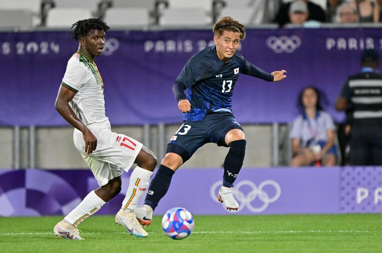 荒木遼太郎とマッチアップするディオマンデ　©Takuya Nakachi/JMPA