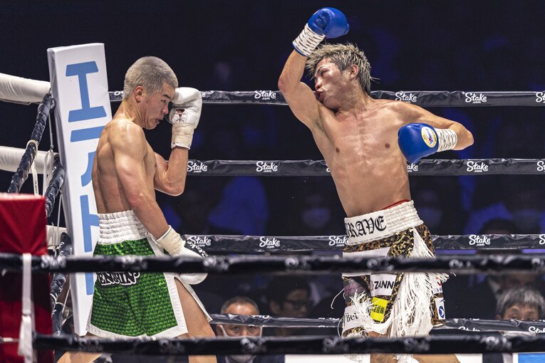 与那覇のパンチを避ける那須川　©Takuya Sugiyama