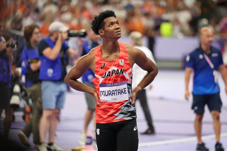 決勝ゴール後にスクリーンで着順とタイムを確認する村竹ラシッド　©︎Ryosuke Menju/JMPA