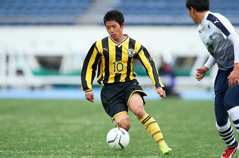 前橋育英高では2年時から10番を背負った飯島陸。翌年は選手権得点王に輝き、初優勝に貢献した。 ／ photograph by AFLO SPORT