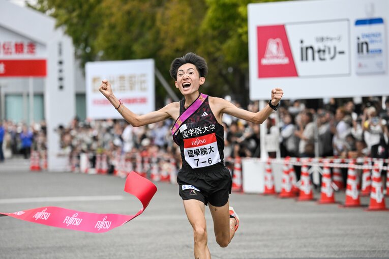 アンカー勝負で駒大の篠原を振り切り、エースの貫禄を見せた平林　©Nanae Suzuki