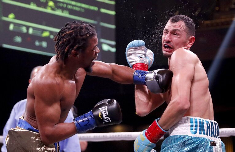 2月26日にラスベガスのリングに立った“アイスマン”ことビクトル・ポストル（右）。危険を承知のうえで、家族が待つウクライナに帰国すると語った　©Getty Images