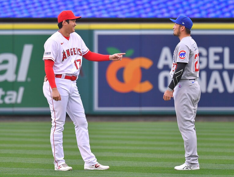 試合前に談笑する大谷翔平と鈴木誠也　©JIJI PRESS