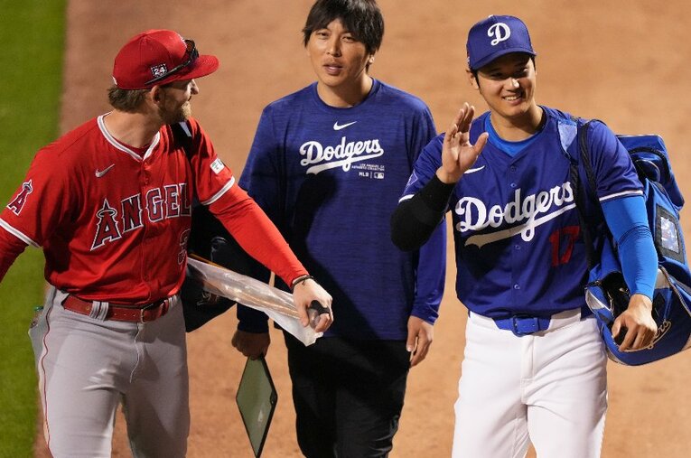 ドジャースvsエンゼルスのオープン戦にて、再会を喜ぶ大谷翔平と水原通訳、テーラー・ウォード ／ photograph by 日刊スポーツ／アフロ