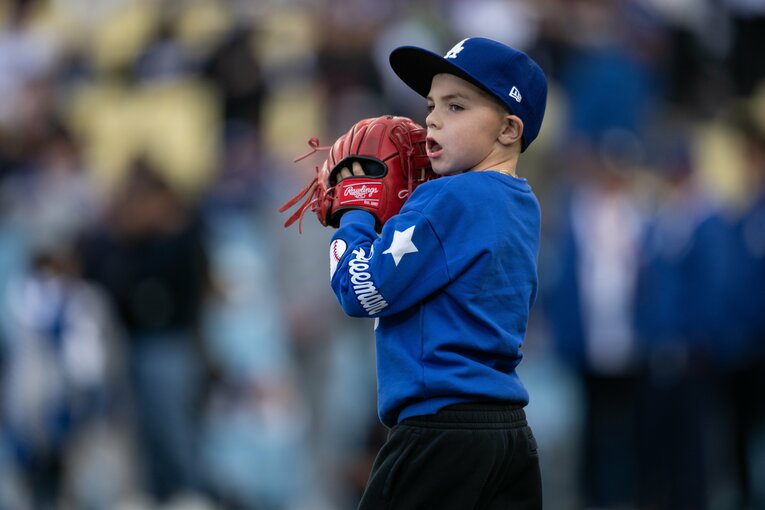 【“大谷とおともだち”長男チャーリー君とフリーマンの始球式】（全10枚中の3枚目）　©Nanae Suzuki