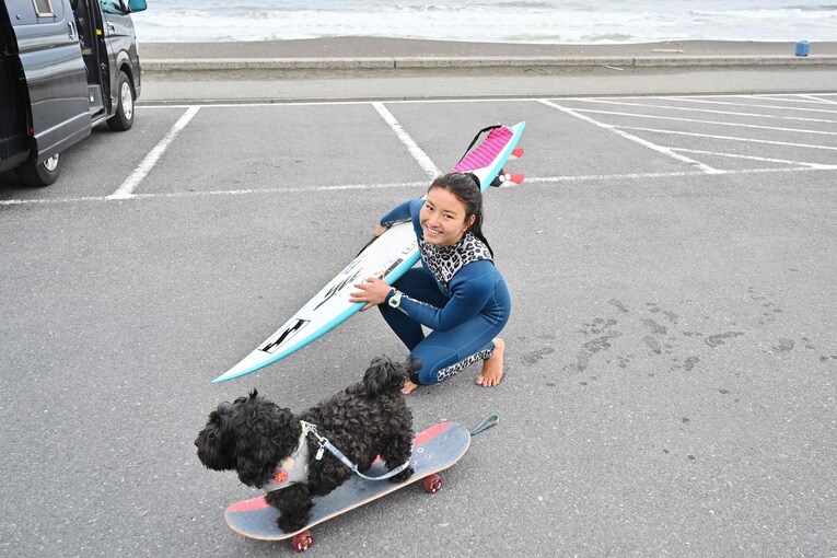 2019年、愛犬とともに　©JIJI PRESS