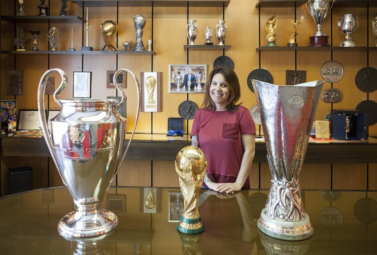 ベルトーニ社現社長のヴァレンティーナ・ローサ。背後の額縁写真は先代社長の父ジョルジョ　©Paolo Vezzoli