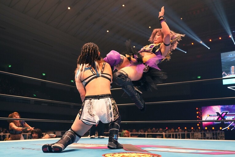 稲葉ともかにヒザを見舞う中野たむ。11月17日、大阪府立体育会館　©Essei Hara