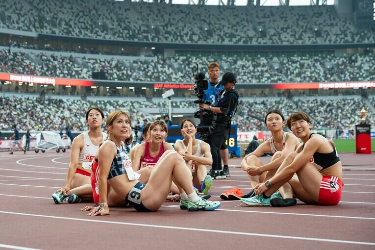 レース後、結果確定まで決勝レースを走った8人が車座になる異例の事態に　©Nanae Suzuki