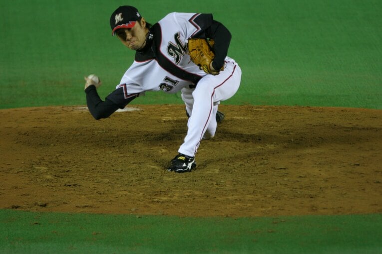 「ひ、低すぎる」「ヒジの向きおかしくない？」渡辺俊介も東大卒の愛息も…芸術サブマリン投法を各角度から見る（写真は右に続きます）　©Sports Graphic Number