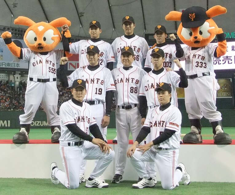 巨人の新入団選手発表でポーズをとるドラフト1位の菅野智之投手（中央左）ら　©︎JIJI PRESS