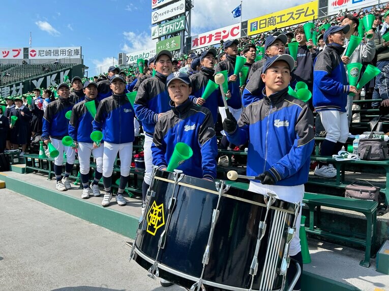 【宇治山田商】拓大紅陵（千葉）の応援曲『チャンス紅陵』で盛り上がる宇治山田商野球部　©Yukiko Umetsu