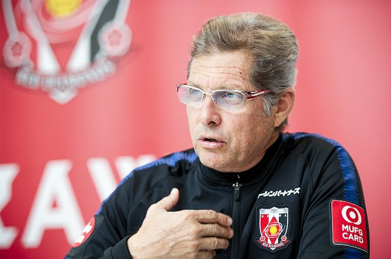 単独インタビューに応じたオズワルド・オリヴェイラ監督。その眼力はモチベーターらしい情熱にあふれていた。 ／ photograph by Yuki Suenaga