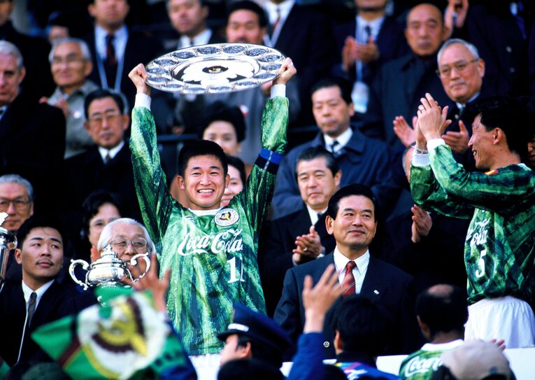 優勝シャーレをかかげるカズ　©BUNGEISHUNJU