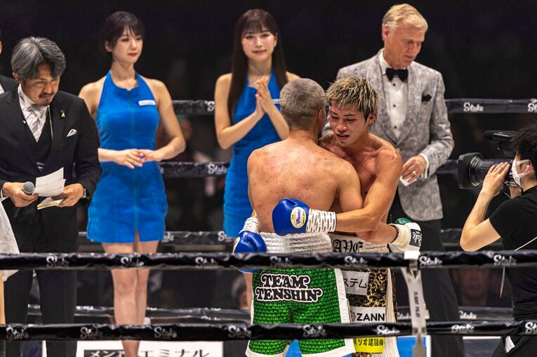 健闘を称え合う那須川天心と与那覇勇気　©Takuya Sugiyama