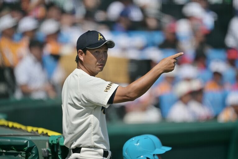 甲子園で指揮する小田大介監督　©Hideki Sugiyama