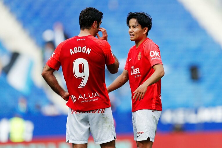 久保建英の祈りと必死さも実らず「先発落ち→6連敗で降格圏」に倒れ込み… 監督解任マジョルカの序列は変わるのか〈撮影者の視点〉(33)