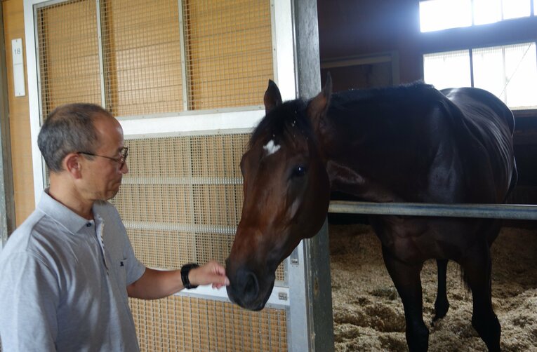 サートゥルナーリアと角居調教師