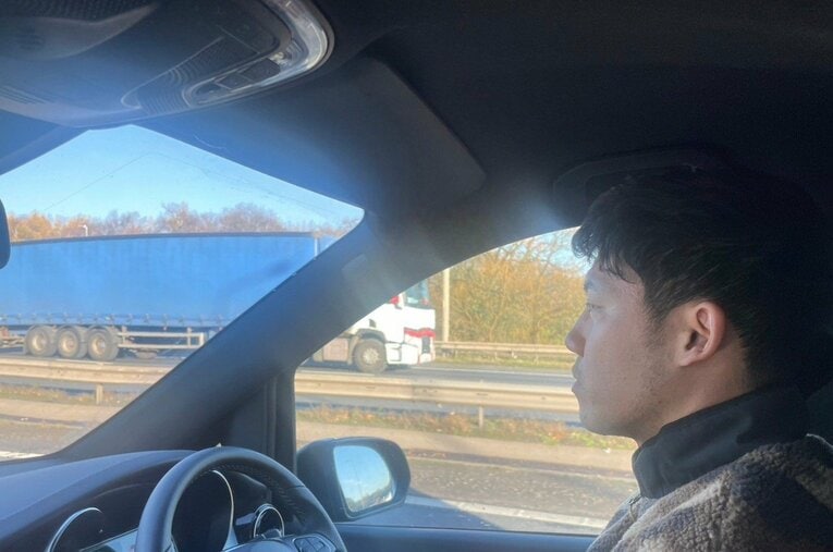 筆者撮影。車の助手席から運転するエンドウを捉えた貴重な一枚