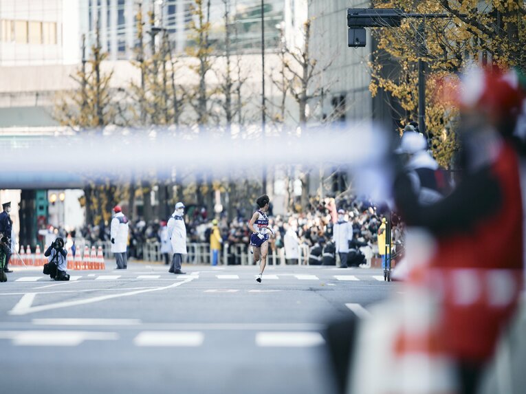 ゴール前、石川は後ろを振り返る（逆転優勝のゴールシーン7/23）　©Yuki Suenaga