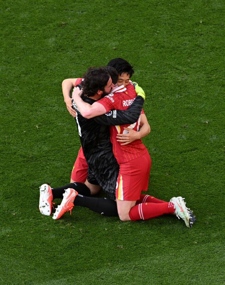 プレミア優勝後、ロバートソンと遠藤、ベッカーのハグ（写真は右に続きます）　©Getty Images