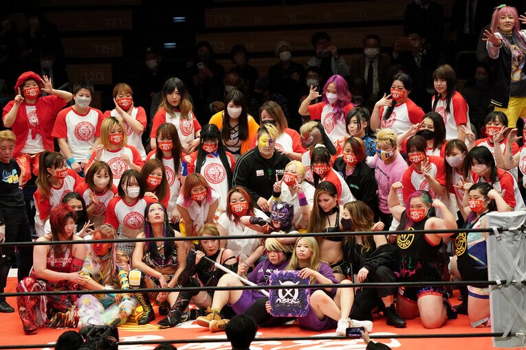 4月15日の後楽園ホール還暦祭後の集合写真。尾崎魔弓の毒霧を浴びたSAKI（前列左から2人目）の顔が真っ赤に染まっている