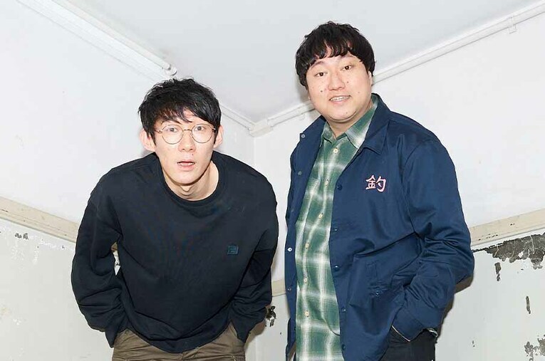 結成13年、2年連続での決勝進出を果たしたロングコートダディ。堂前透（ネタ作り担当、写真左）と兎。吉本興業所属 ／ photograph by Ichisei Hiramatsu