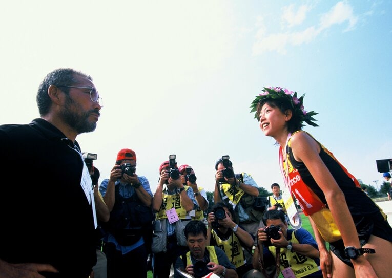 恩師の小出義雄監督と　©BUNGEISHUNJU