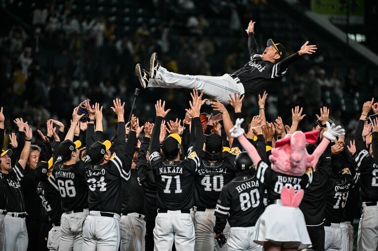 4勝1敗で阪神を退けた小久保裕紀監督が宙を舞った　©Nanae Suzuki