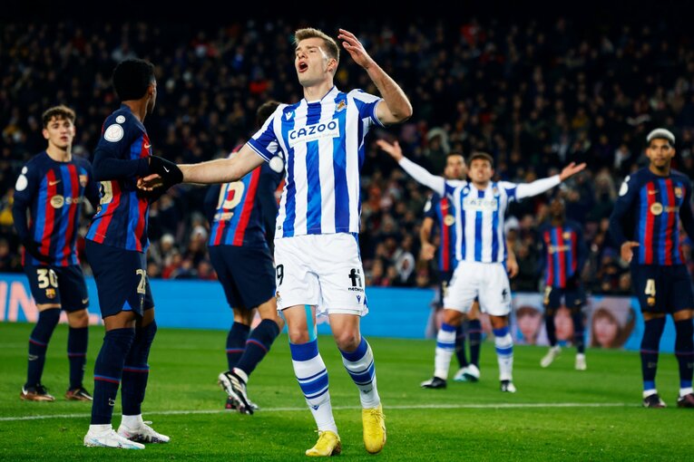 「クボのことは知ってるよ」バルササポに久保建英が笑顔で… 放送なしが惜しい「名手ブスケッツが声を荒げた」鮮烈プレー〈現地撮影〉(48)