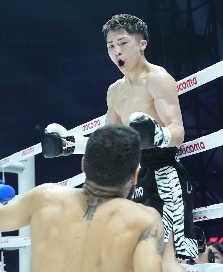 2回、井上尚弥は左フックでダウンを奪い返した　©Naoki Fukuda
