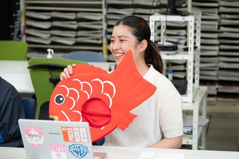 撮影に使用した鯛の被り物。撮影に関する小道具は通販で購入か、現地で調達することもあるという　©Tadashi Hosoda