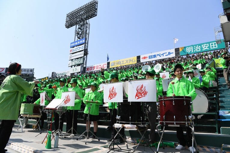 甲子園の試合日、アルプスには約2000人の大応援団が訪れた ©Kota Inoue