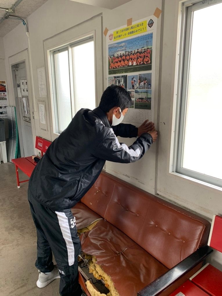 活動を広めるために校内の各所に新聞を貼る　©︎Takagawa Gakuen