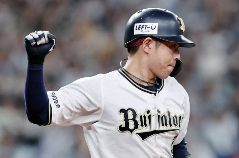 捕手としてのみならず、打者としても勝負強い打撃を見せる若月　 ／ photograph by JIJI PRESS