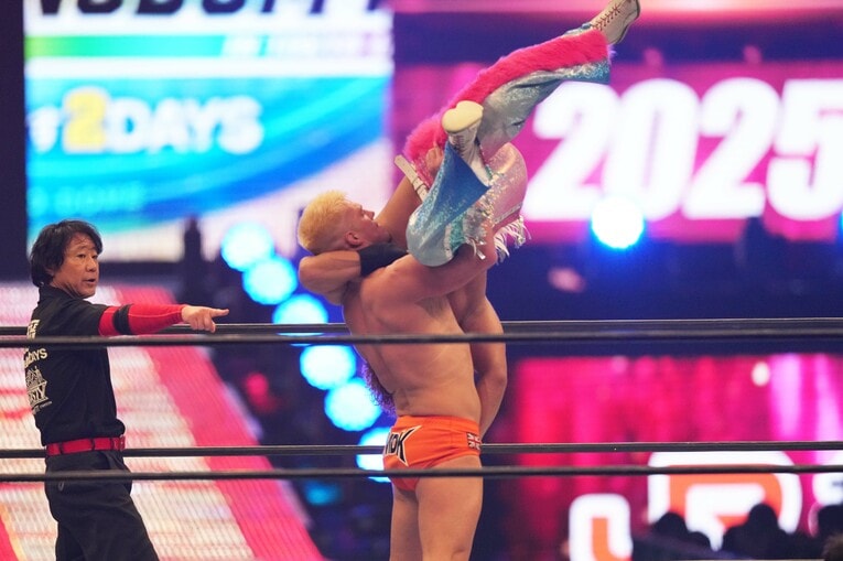 セイバードライバーでとどめを刺したザック・セイバーJr.　©Essei Hara