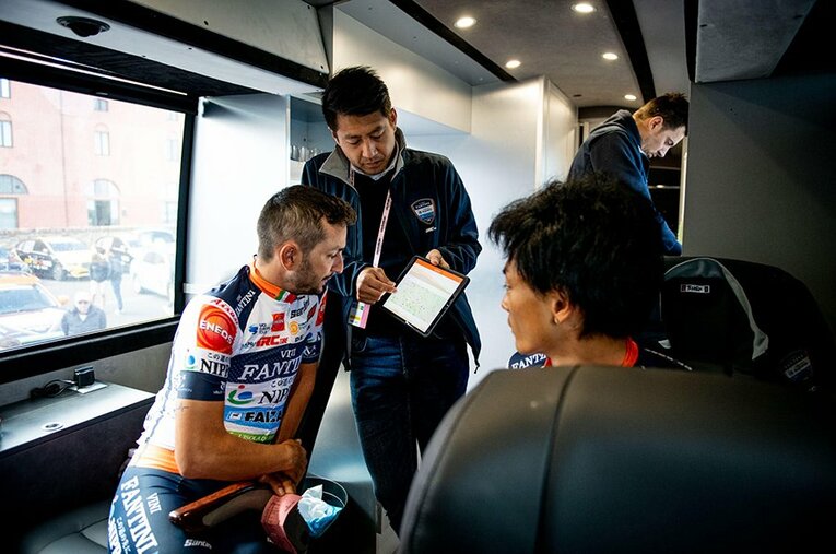 初山翔（右）らに指示を出すNIPPOヴィーニファンティーニ・ファイザネ監督・水谷壮宏監督（中）。 ／ photograph by Sonoko Tanaka