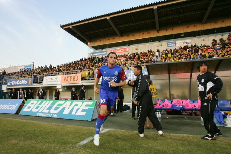 J1昇格へ向けて安間（右）らコーチ陣に送り出される甲府FWバレー　©︎J.LEAGUE