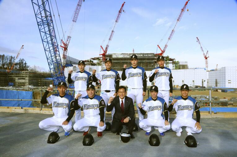 記念写真に納まる日本ハムの新入団選手　©︎Kyodo News