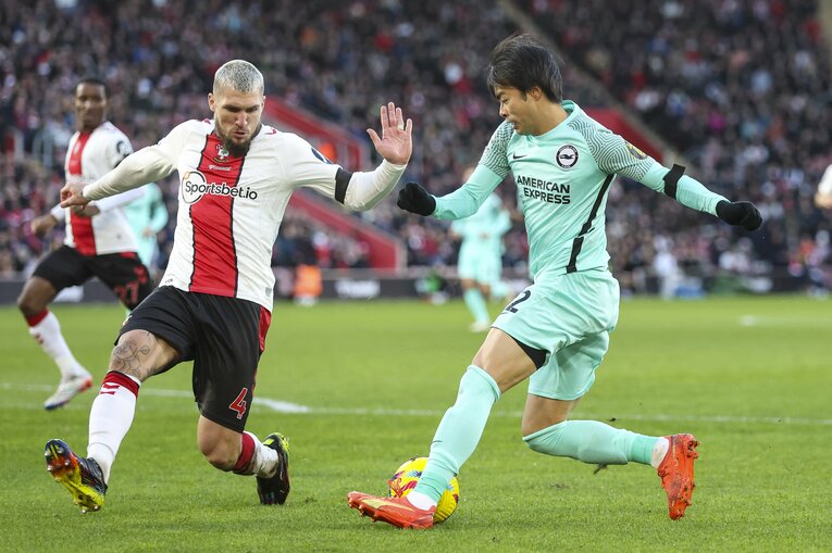 前半3分、相手ペナルティ・エリア内でブラジル人DFリャンコを完全に置き去りにしてシュート（1／3）。サウサンプトンサポーターもビックリして“Mitoma”を検索　©Getty Images