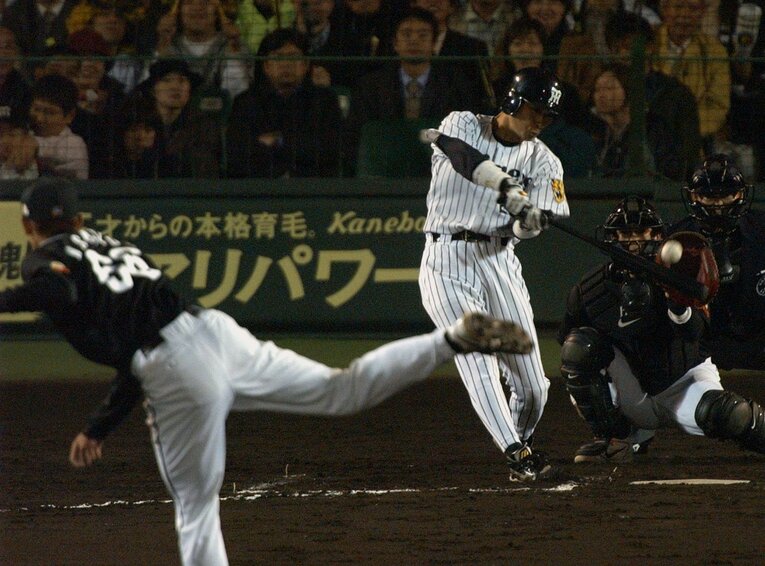 ６回裏、２死満塁で桧山進次郎が斉藤和巳から逆転の２点適時打を放つ　©︎JIJI PRESS