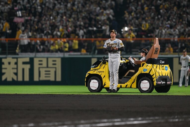 覚悟を決めてマウンドへ向かう阪神・湯浅京己　©︎Nanae Suzuki
