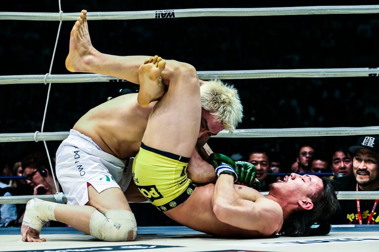 矢地は大きなダメージを負いながらも、起死回生の三角絞め　©RIZIN FF Susumu Nagao