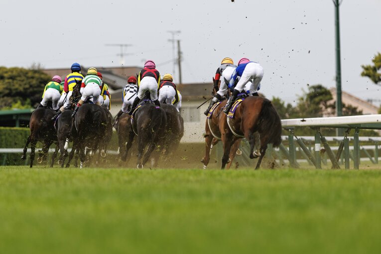 1コーナーへと向かう18頭　©Kiichi Matsumoto