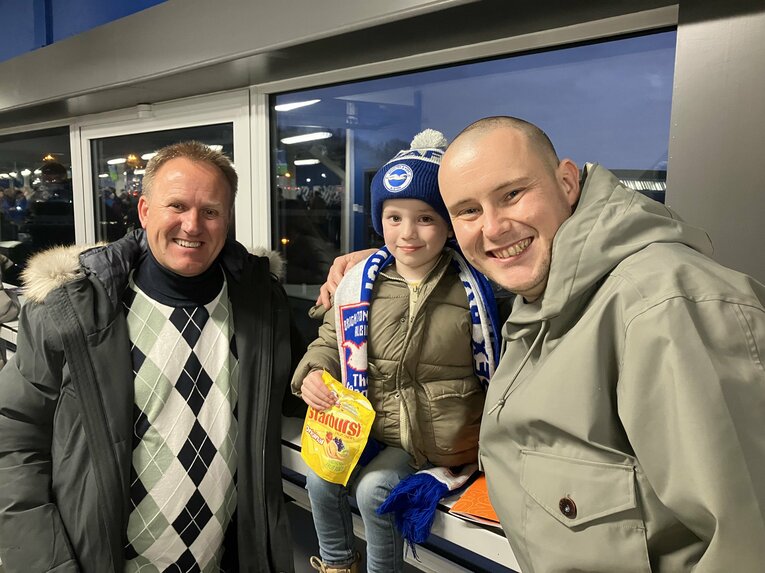 取材に応えてくれた現地ブライトンサポーター、ジョシュ・ムーアさん一家。「ミトマはブライトン歴代トップだよ」　©Kosuke Tajima