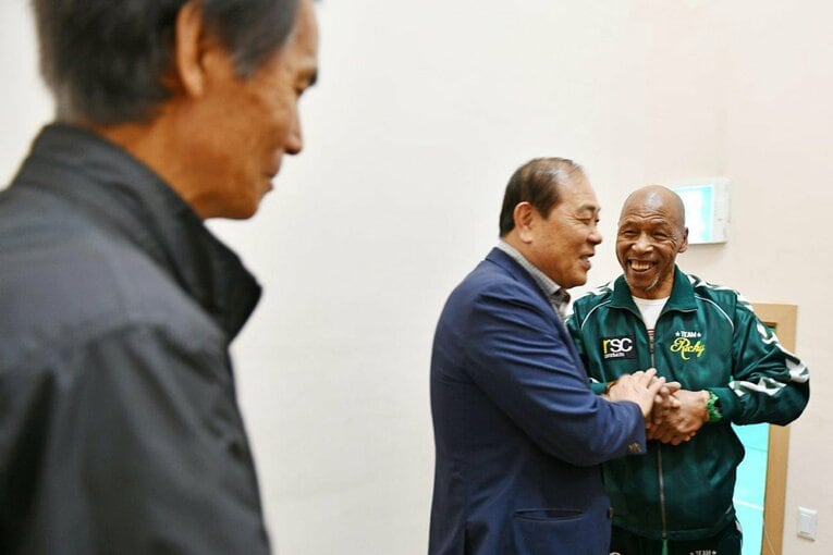 かつてカシアス内藤と4度グローブを交えた韓国の英雄、柳済斗氏と再会。柳との再戦に向けて奔走した沢木耕太郎氏と　©Kokou Sekine