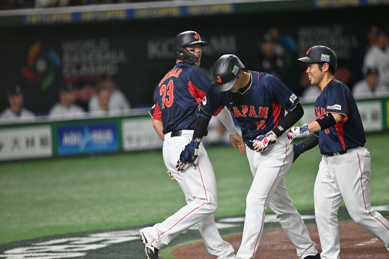 生還した近藤とヌートバーが大谷を歓迎。チームの雰囲気の良さが分かる一枚でもある　©Naoya Sanuki