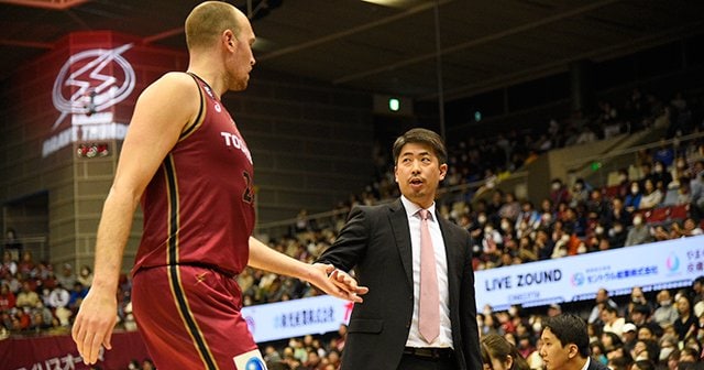 Bリーグ川崎・佐藤HCは理想の上司? スローガン「UN1TE」の「1」に込めた意味とは